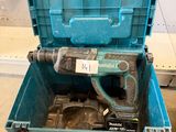 une boîte à outils bleue contenant un marteau