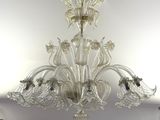 un lustre suspendu au plafond d'une pièce