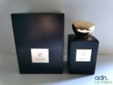 l'image d'un flacon de parfum posé à côté d'une boîte