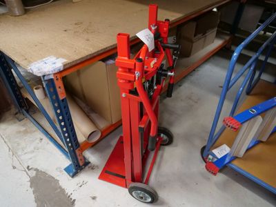 un diable rouge qui se trouve dans un garage