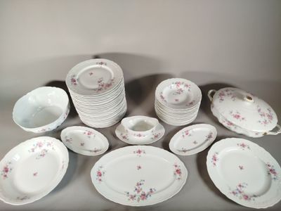 beaucoup d'assiettes et de bols posés sur une table