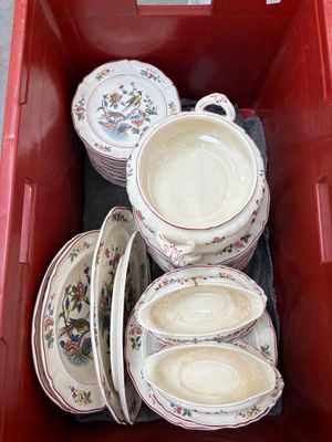 une boîte rouge contenant tout un tas d'assiettes et de bols
