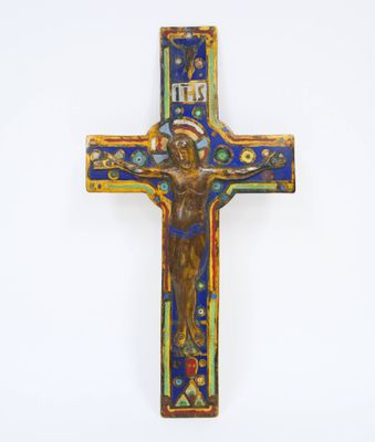 un gros plan d'une croix sur une surface blanche avec un fond blanc