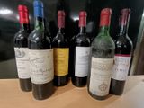 plusieurs bouteilles de vin sont alignées sur une table en bois