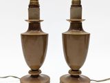 une paire de lampes de table en céramique marron, posées sur des socles en bois, sur fond blanc