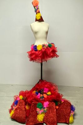 un mannequin vêtu d'une robe rouge ornée de fleurs colorées