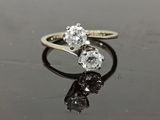 une photo en gros plan d'une bague en diamant posée sur une table