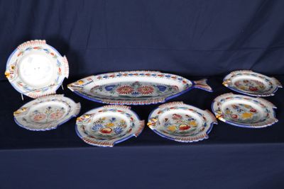 Plusieurs assiettes et un bol sont posés sur une table