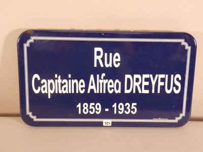 un panneau bleu indiquant « rue capitaine Alfred Dryfuss »