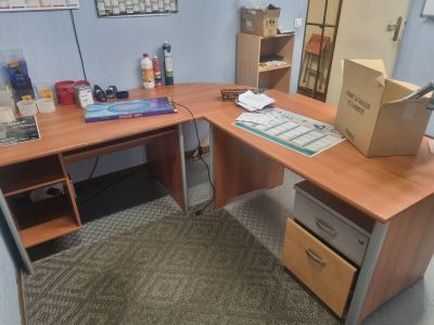 un bureau sur lequel se trouvent un ordinateur et une boîte
