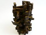 une sculpture composée de morceaux de bois posés sur une surface blanche