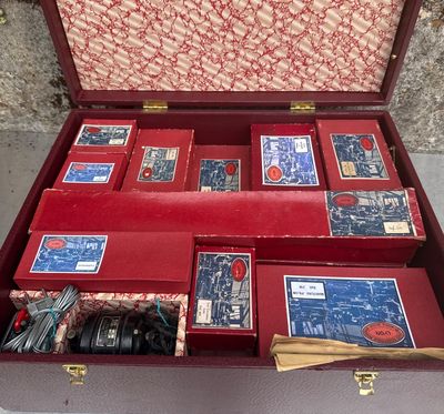 un étui rouge contenant de nombreuses cartes