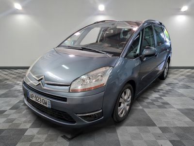 la citrole grise est garée dans le garage sur un sol en damier