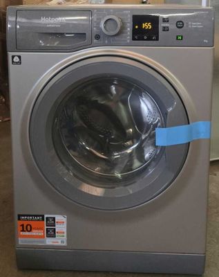 une photo d'une machine à laver sur laquelle est collé un ruban adhésif bleu