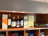 de nombreuses bouteilles d'alcool sur les étagères du magasin