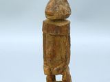statue en bois représentant un homme coiffé d'un chapeau