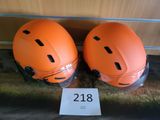 deux casques posés l'un à côté de l'autre