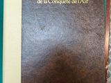 une personne assise à une table, un livre à la main