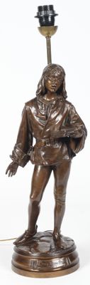 une statue en bronze représentant un homme coiffé d'un haut-de-forme et muni d'une canne