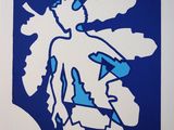 une image représentant une peinture bleue et blanche d'un homme avec une guitare