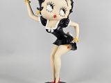 La figurine tient un plateau et un couteau à la main.