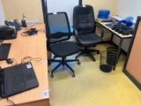 un bureau sur lequel se trouvent une chaise, un ordinateur portable et un écran