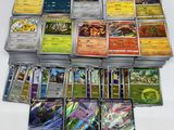 beaucoup de cartes pokemon différentes sur la table
