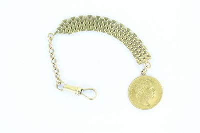 bracelet à chaîne en or avec une pièce d'or sur fond blanc