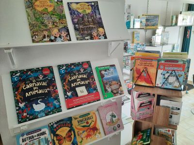 de nombreux livres pour enfants sur les étagères de la pièce