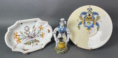 trois assiettes et une assiette sur laquelle est représenté un homme