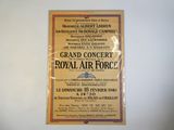 une affiche accrochée au mur d'une salle de concert