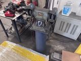 une machine posée sur une table dans une pièce