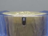 un gâteau posé dans un récipient en verre sur une table