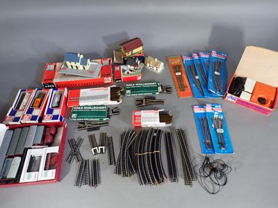 de nombreux types de rails et d'accessoires différents sur la table
