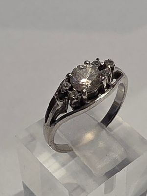 une bague en diamant posée sur un bloc transparent