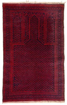 un tapis rouge et noir sur fond blanc