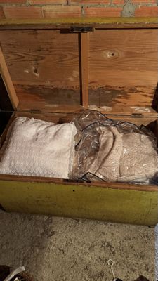une valise dans laquelle se trouvent quelques vêtements