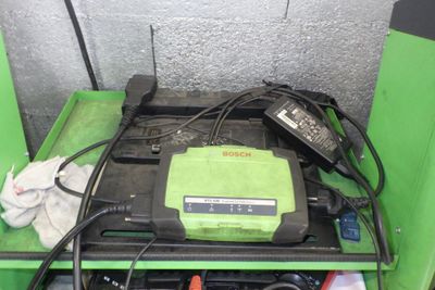 une machine verte posée sur une table