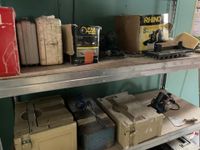 Lot comprenant le contenu de l'étagère à savoir des petites …