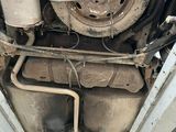 vue du dessous d'un camion dont un pneu est à plat