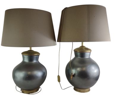 une paire de lampes en argent avec des abat-jours, sur fond blanc