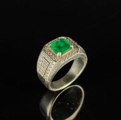Bague en argent ornée d'une émeraude de taille émeraude carr…