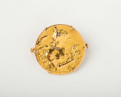 l'image d'un gros plan d'une pièce d'or sur une surface blanche