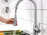 une personne qui se lave les mains dans l'évier de la cuisine