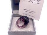 une boîte contenant une bague, posée sur une surface blanche