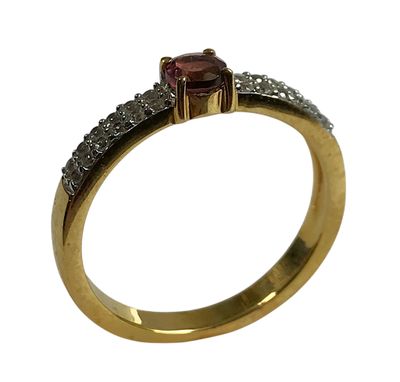 gros plan d'une bague en or avec une pierre rouge
