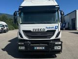 un camion blanc garé dans un parking