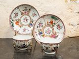 deux tasses et soucoupes posées sur une table