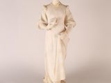 statue d'une femme en robe blanche tenant une fleur