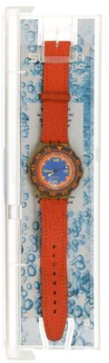 une montre dans un étui en plastique avec un bracelet rouge